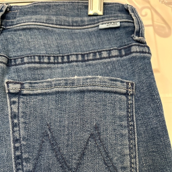 MOTHER The Insider Crop Step Fray Jeans in Wash Sorry I’m Staring Size 24 - Picture 6 of 6